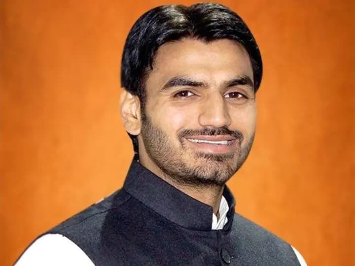 Shrikant Tyagi Case: UP से उत्तराखंड तक श्रीकांत त्यागी की तलाश जारी, पुलिस ने जब्त की एक और लग्जरी गाड़ी Shrikant Tyagi Case: UP से उत्तराखंड तक श्रीकांत त्यागी की तलाश जारी, पुलिस ने जब्त की एक और लग्जरी गाड़ी