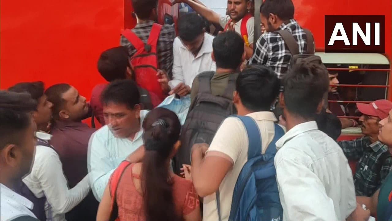 UP PET Exam: यूपी में सरकारी नौकरी के अभ्यर्थियों से ठसाठस भरी ट्रेनें, रेलवे स्टेशनों पर दिखी भारी भीड़