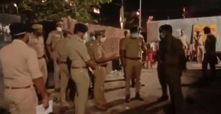 UP: एक और हत्या से गोरखपुर में हड़कंप, फ्री शराब नहीं देने पर गुंडों ने वेटर को मार डाला, जांच में जुटी पुलिस UP: एक और हत्या से गोरखपुर में हड़कंप, फ्री शराब नहीं देने पर गुंडों ने वेटर को मार डाला, जांच में जुटी पुलिस