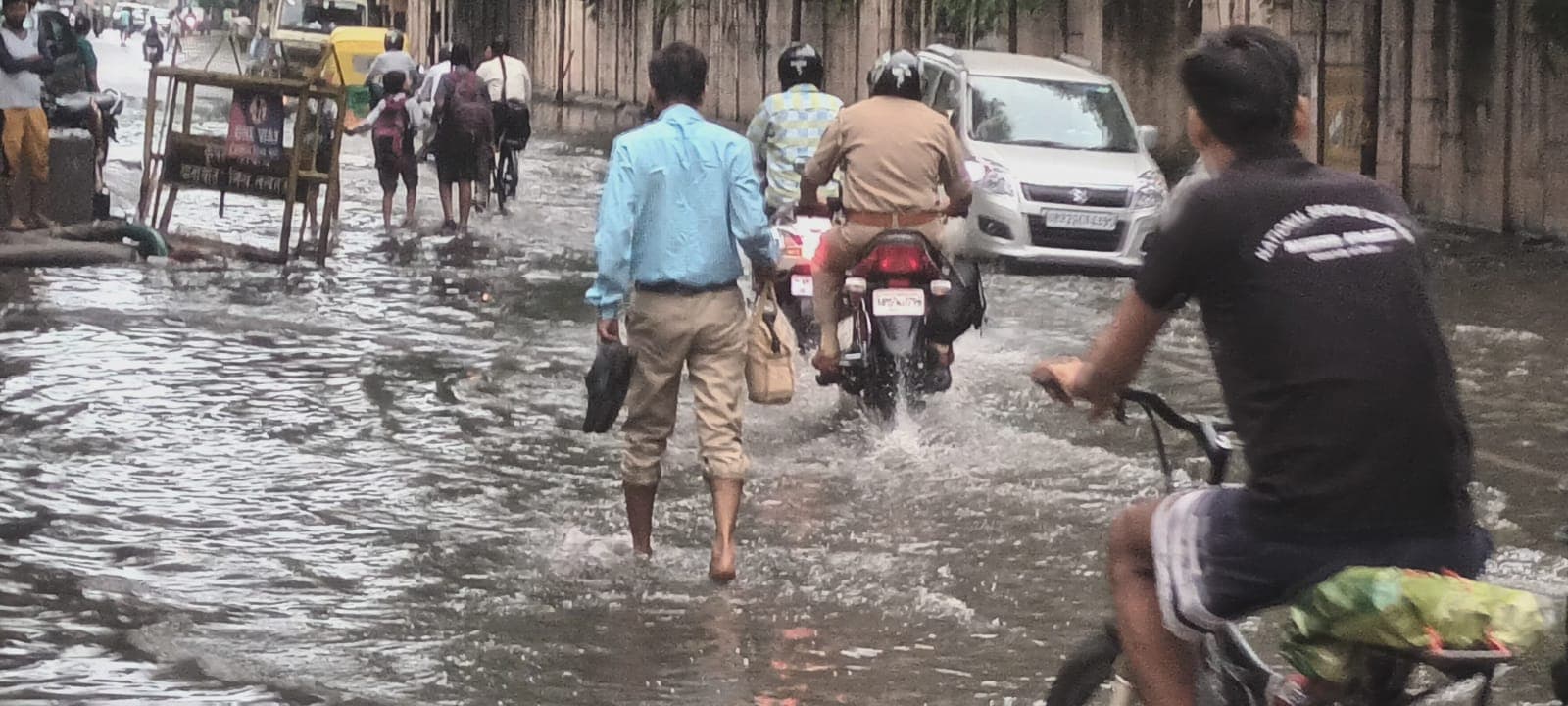 UP Weather Update: लखनऊ में काफी दिनों बाद मानसून मेहरबान, झमाझम बारिश से बदला मौसम, जानें अन्य जिलों का हाल