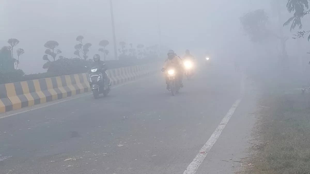 UP Weather Update: पश्चिमी विक्षोभ के कमजोर पड़ने के बाद अब पछुआ हवाएं दिखाएंगी जोर, कोहरे के साथ ठंड की दस्तक