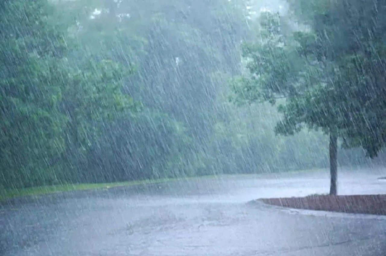 UP Weather Update: यूपी में भारी बारिश से बिगड़ेगा मौसम, लोगों से बेवजह बाहर नहीं निकलने की अपील, अलर्ट जारी