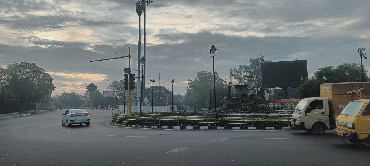 UP Weather Update: यूपी से मध्य प्रदेश की ओर सक्रिय हुआ मानसून, आज बारिश के बीच उमस भरी गर्मी दिखाएगी असर