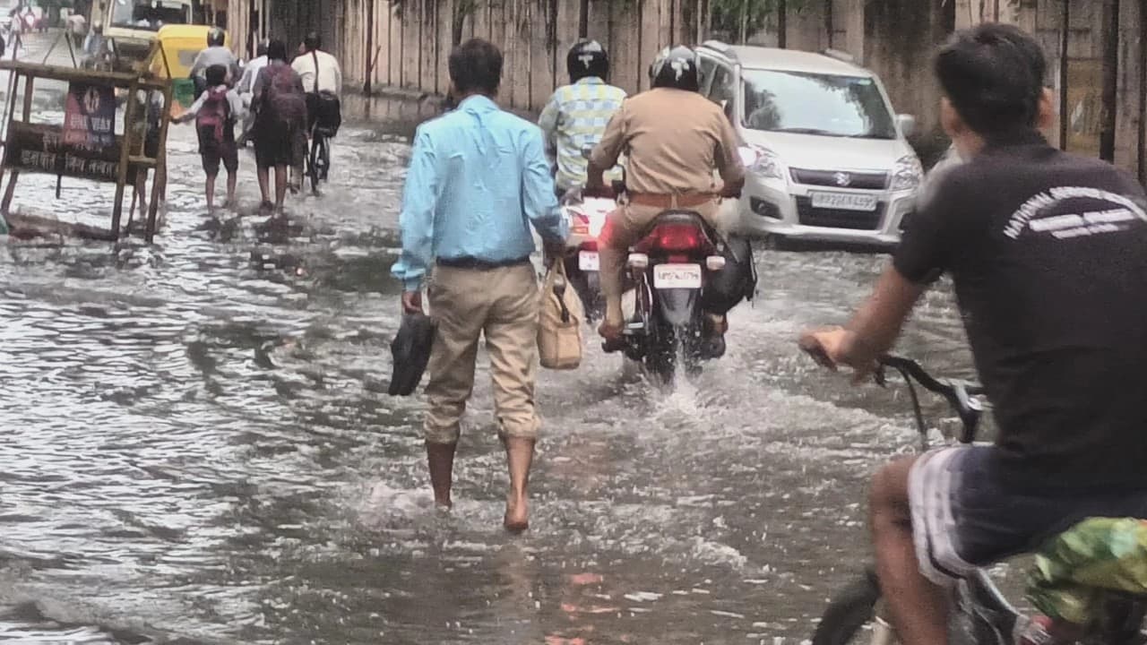 UP Weather Update: यूपी में मौसम फिर लेगा करवट, कई जिलों में तेज बारिश का अलर्ट, इस तारीख के बाद चढ़ेगा पारा