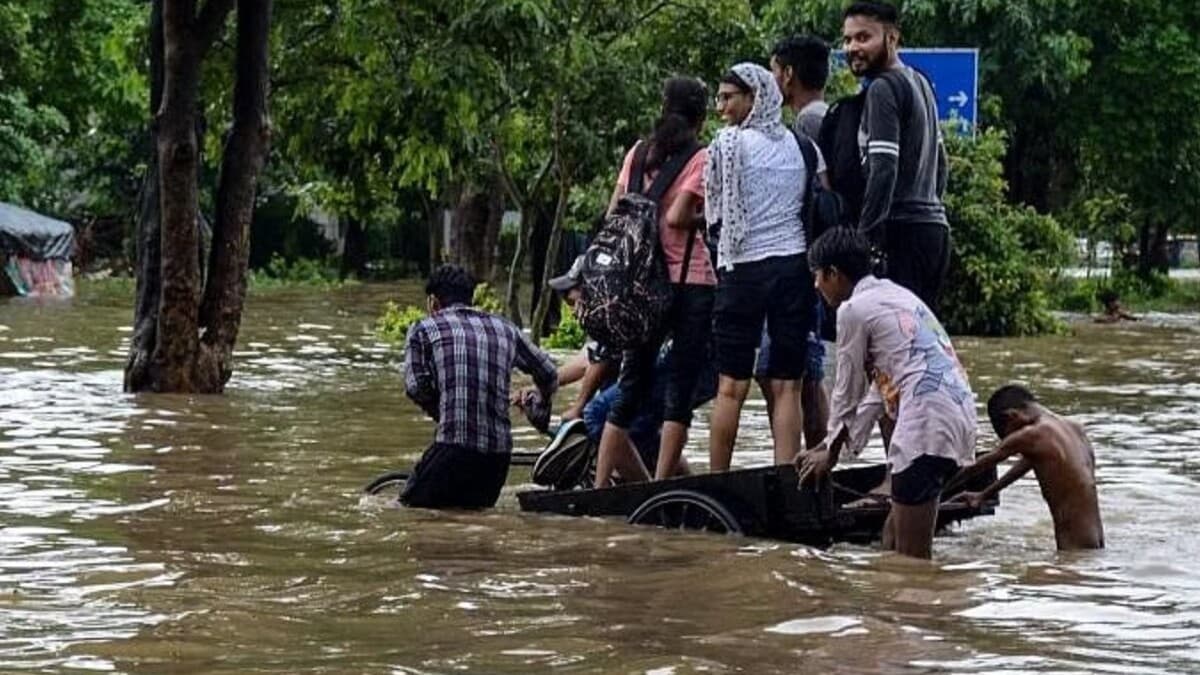 UP Heavy Rain Alert: यूपी में आफत की बारिश से जनजीवन बेहाल, कई जगह तबाही, नदियों के जलस्तर की हो रही निगरानी