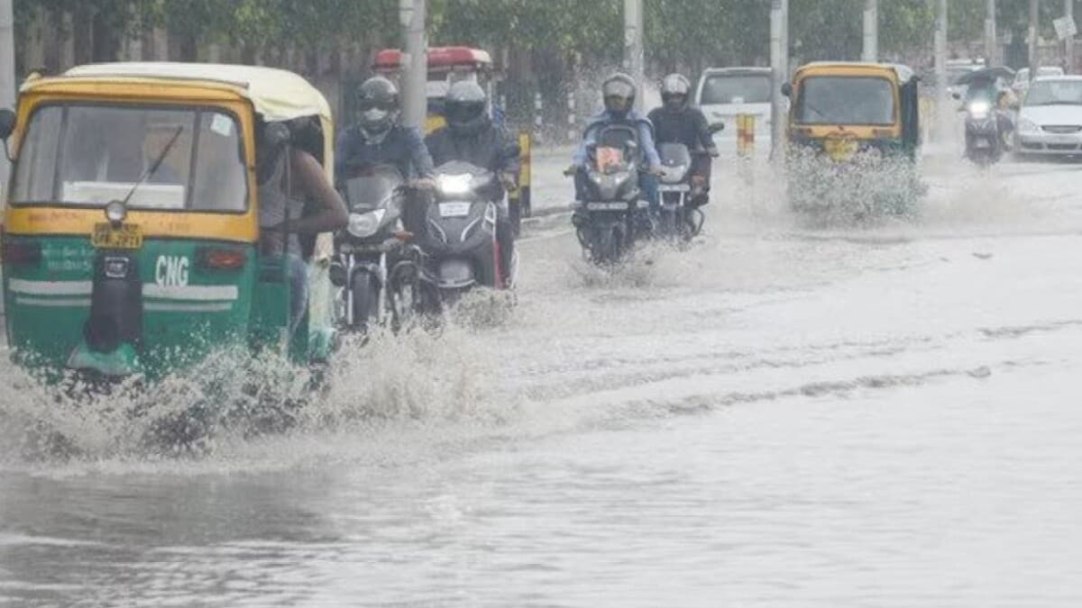 UP Weather Update: सावन की विदाई से पहले जमकर बरस रहे बादल, यहां होगी झमाझम बारिश, जानें अपने शहर का मौसम