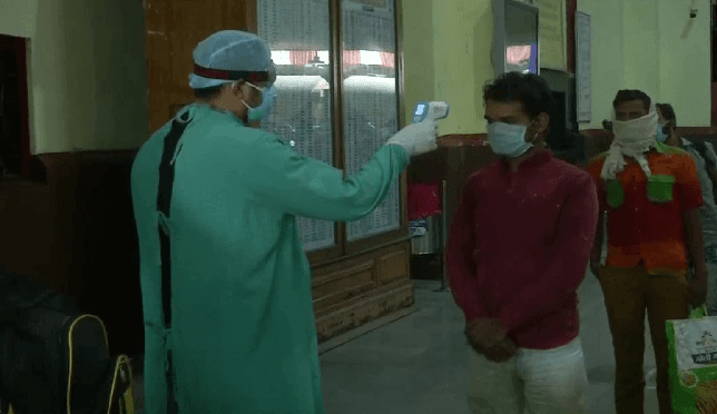 UP : नासिक से 800 मजदूरों को लेकर लखनऊ पहुंची श्रमिक विशेष ट्रेन, एक्शन में प्रशासनिक टीम