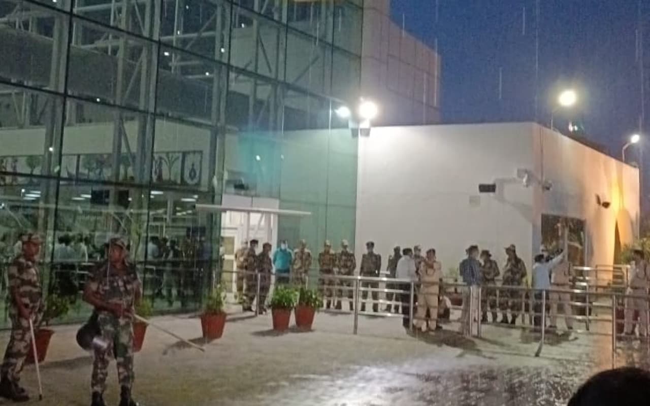 Jharkhand News: रायपुर से रांची पहुंचे UPA विधायक, झारखंड विधानसभा के विशेष सत् में होंगे शामिल