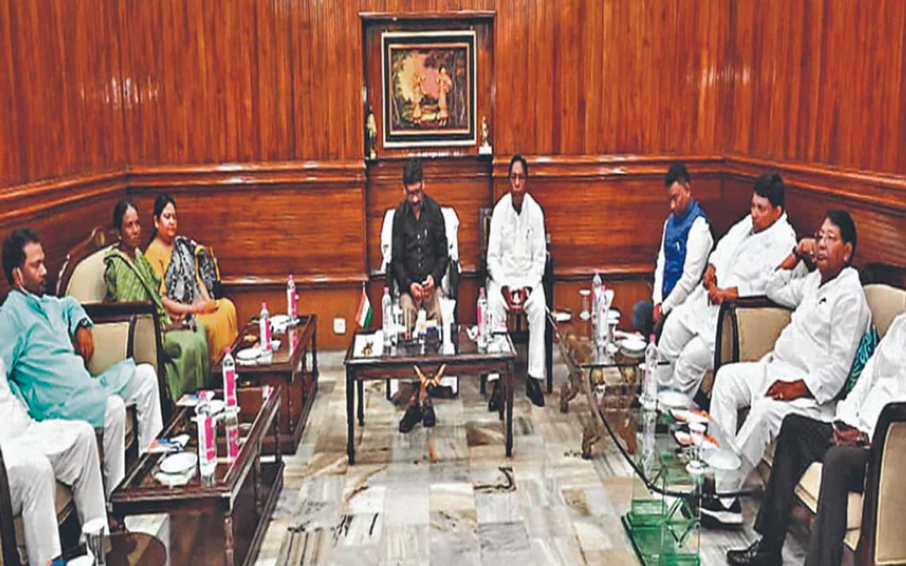 CM हेमंत सोरेन के आवास में UPA विधायकों ने वर्तमान राजनीतिक हालात पर की चर्चा, गुरुवार को फिर होगा जुटान
