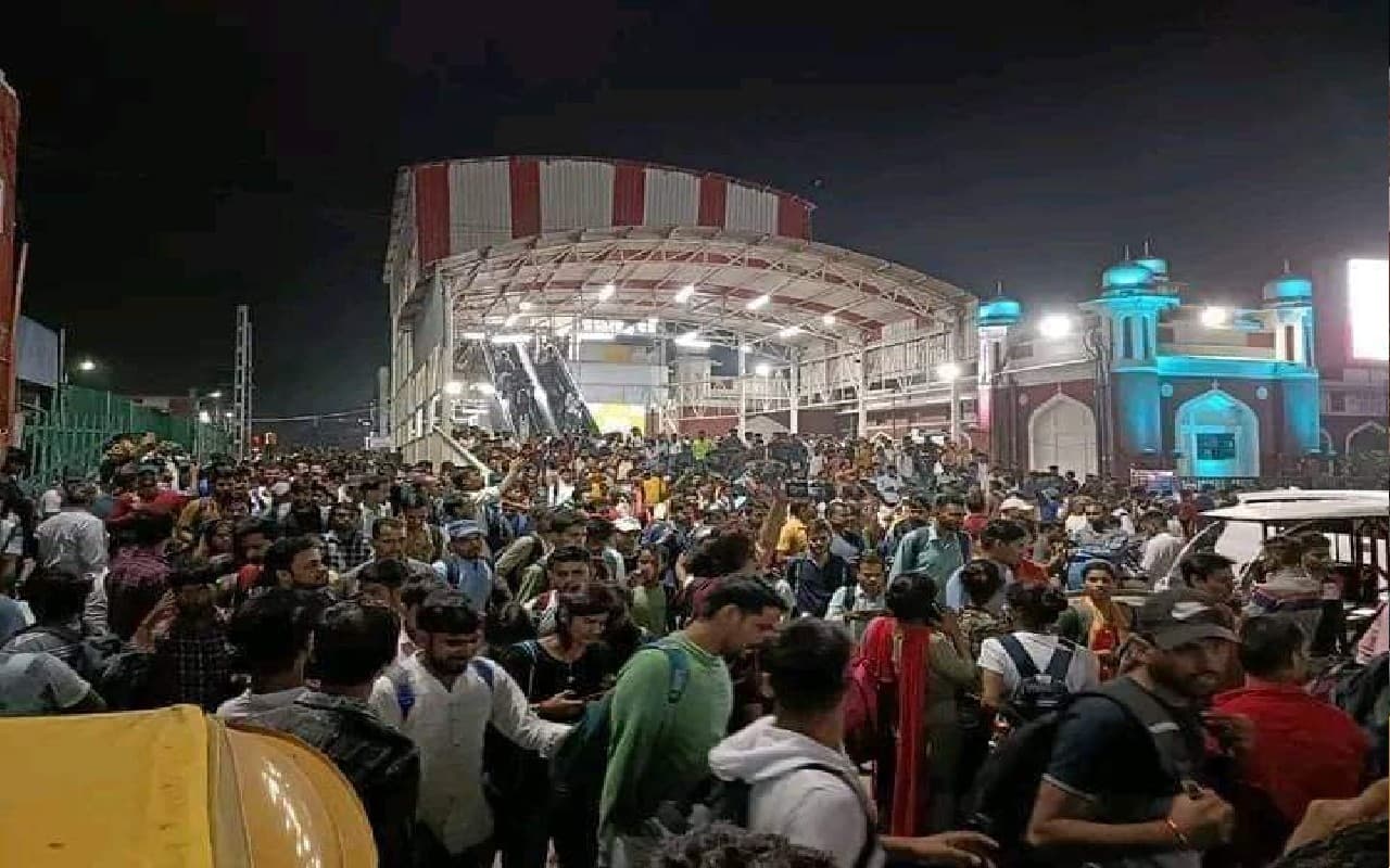 UP PET Exam: पारंभिक परीक्षा में छात्रों की भीड़ देख हरकत में आयी रेलवे, स्पेशल ट्रेनों का किया इंतजाम