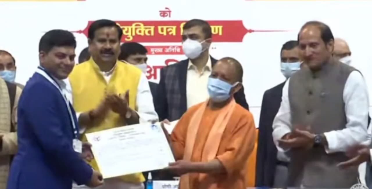 UPPSC/UPSSSC भर्ती: सीएम योगी आदित्यनाथ ने सौंपे नियुक्ति पत्र, दिया ईमानदारी से लोकसेवा करने का संदेश