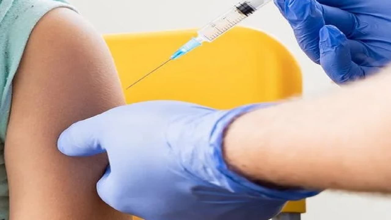 Corona Vaccine: मुजफ्फरपुर में बढ़ रही है कोरोना की रफ्तार, केवल 19% बुजुर्गों को ही अब तक लगा बूस्टर डोज