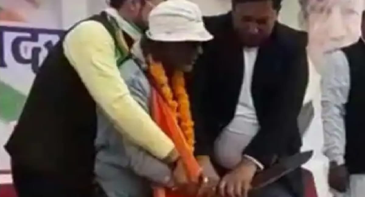 कौन है जो कांग्रेस नेता हरीश रावत के मंच पर चाकू लेकर चढ़ गया, जय श्रीराम के नारे नहीं लगाने पर...
