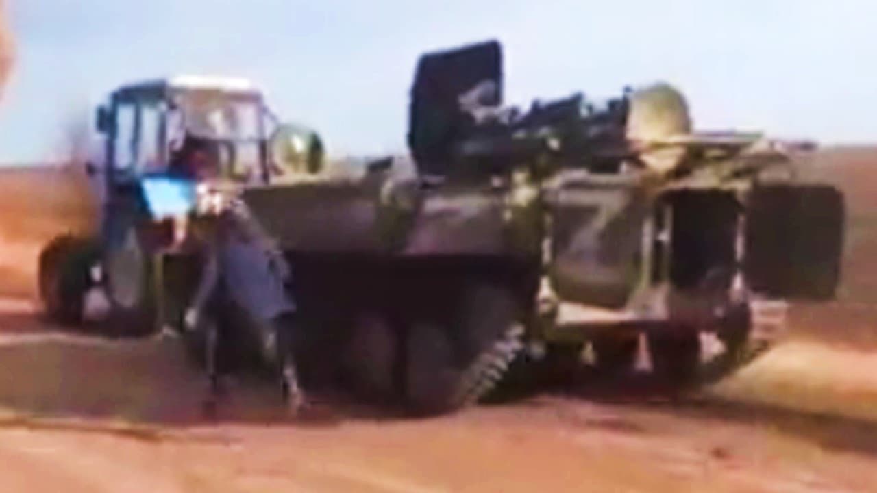 Russia-Ukraine War: यूक्रेन के किसान ने ट्रैक्टर से कर ली रूस की सेना के टैंक की ‘चोरी’, Video Viral