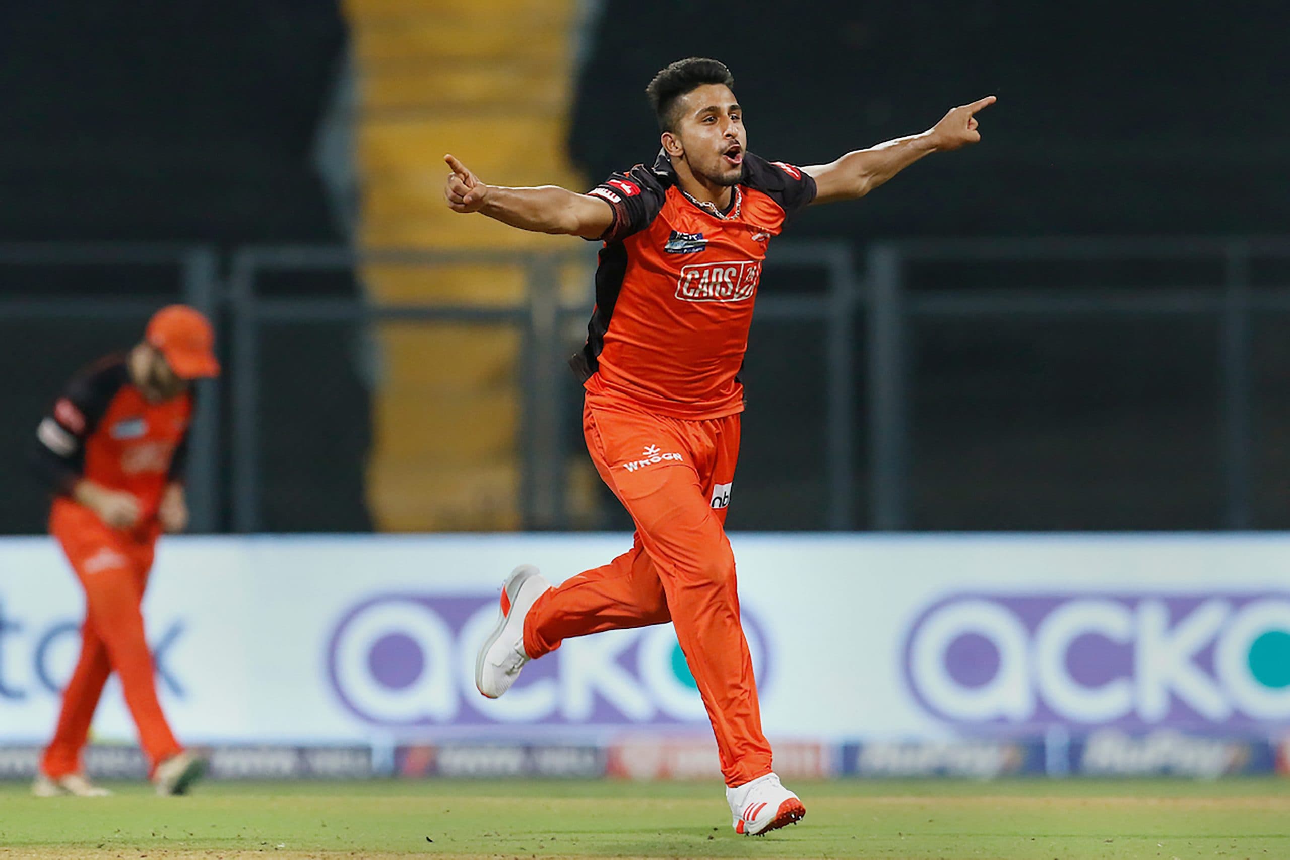 IPL 2022 Orange and Purple Cap: उमरान मलिक के पंच से खतरे में चहल का पर्पल कैप, बटलर के पास ऑरेंज कैप