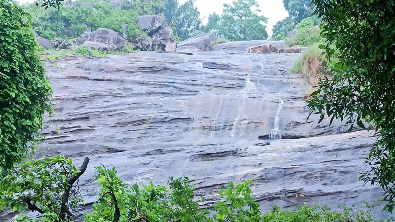 पहाड़ी पानी से बुझेगी गुमला के ऊंचडीह ग्रामीणों  की प्यास, पहाड़ में जमा पानी को पाइप के जरिये गांव में उतारने की योजना