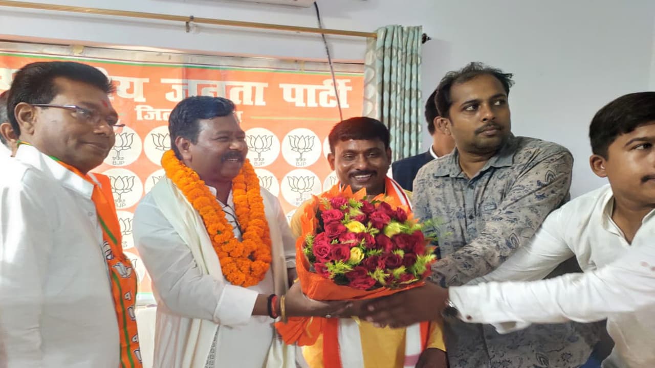 केंद्रीय राज्यमंत्री विशेश्वर टुडू पहुंचे गढ़वा, भाजपा नेताओं की सुनी शिकायत, बीडीओ कुमुद झा को दी नसीहत