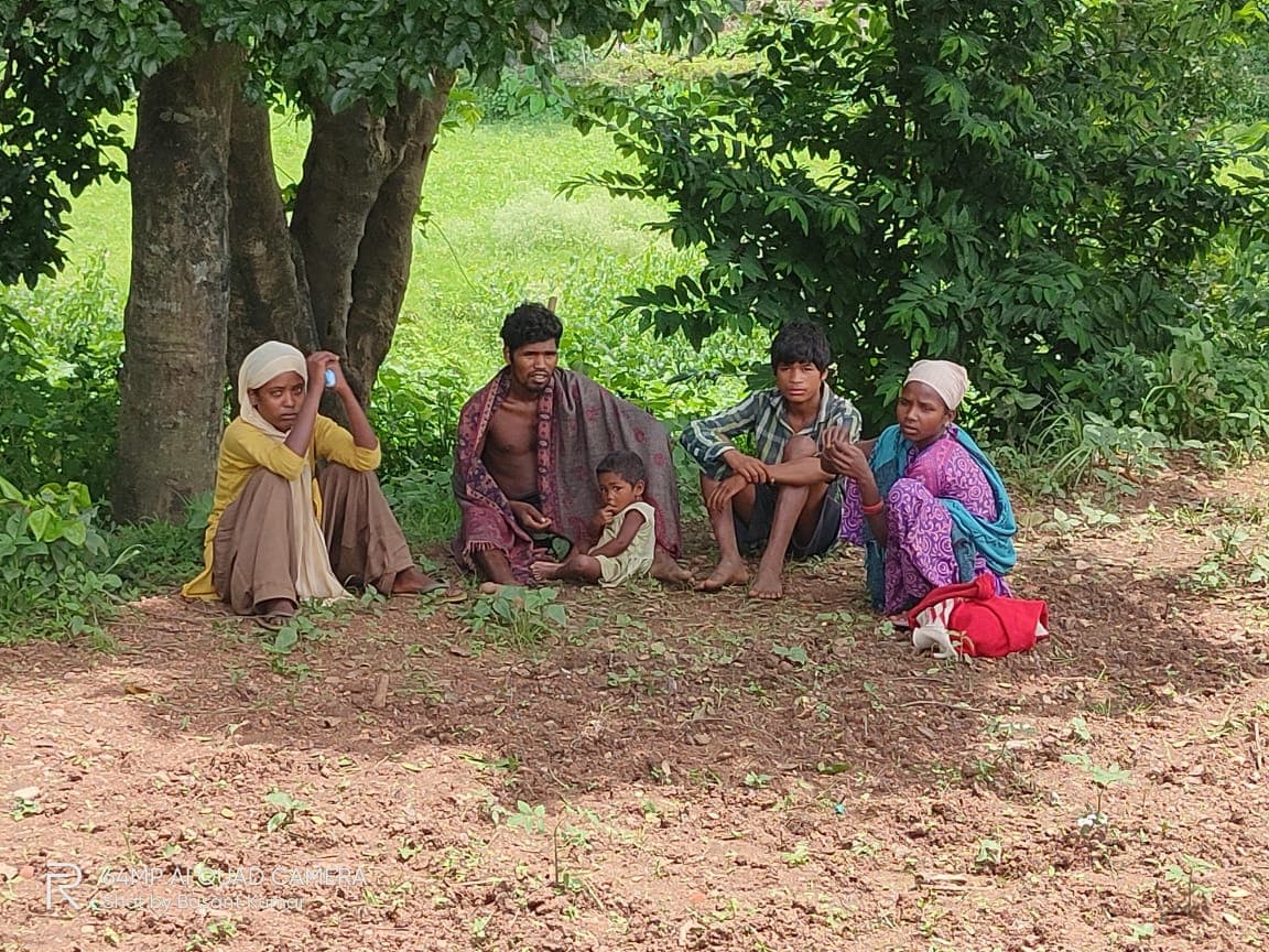 कोरोना के लक्षण जैसी अज्ञात बीमारी से युवक की मौत, परिवार के 3 लोगों की हालत गंभीर, डॉक्टर का गांव में जाने से इन्कार