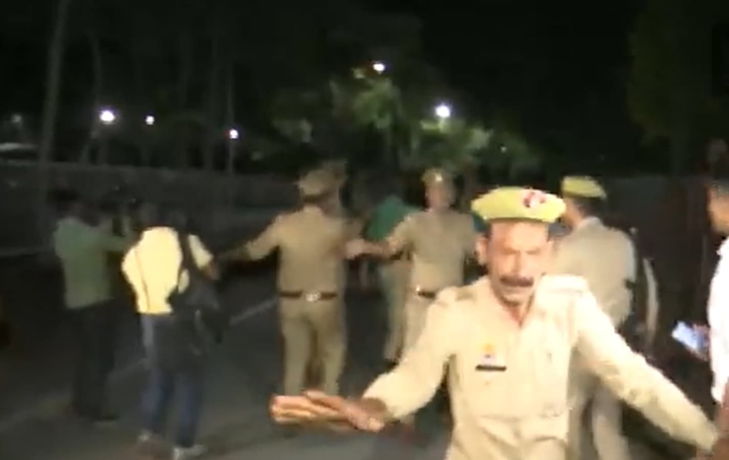 सद्गुरु जग्गी वासुदेव पहुंचे अयोध्या, बोले-राम भविष्य की प्रेरणा हैं