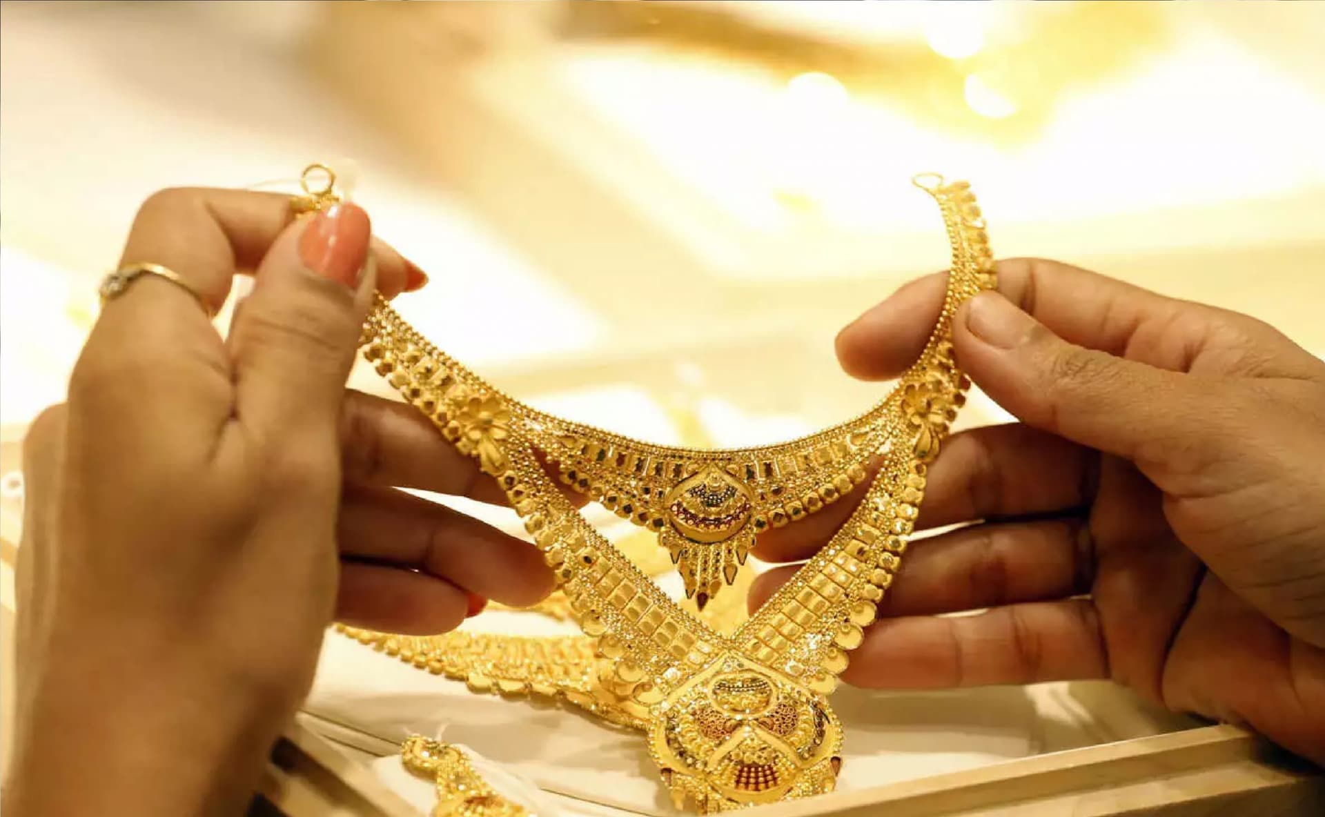 Gold Prices: त्योहारों का सीजन शुरू होने से पहले महंगा हुआ सोना, चांदी की भी कीमत बढ़ी