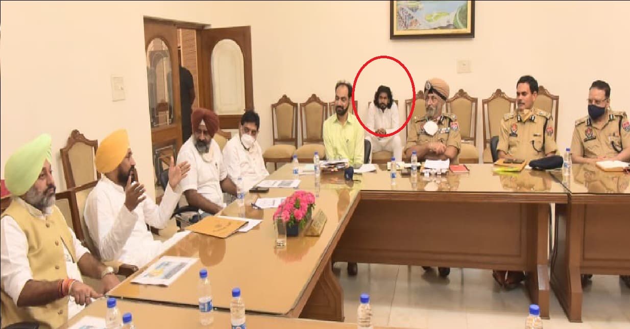 हाई लेवल मीटिंग में शामिल हो गया पंजाब के नये सीएम का बेटा, बढ़ा विवाद