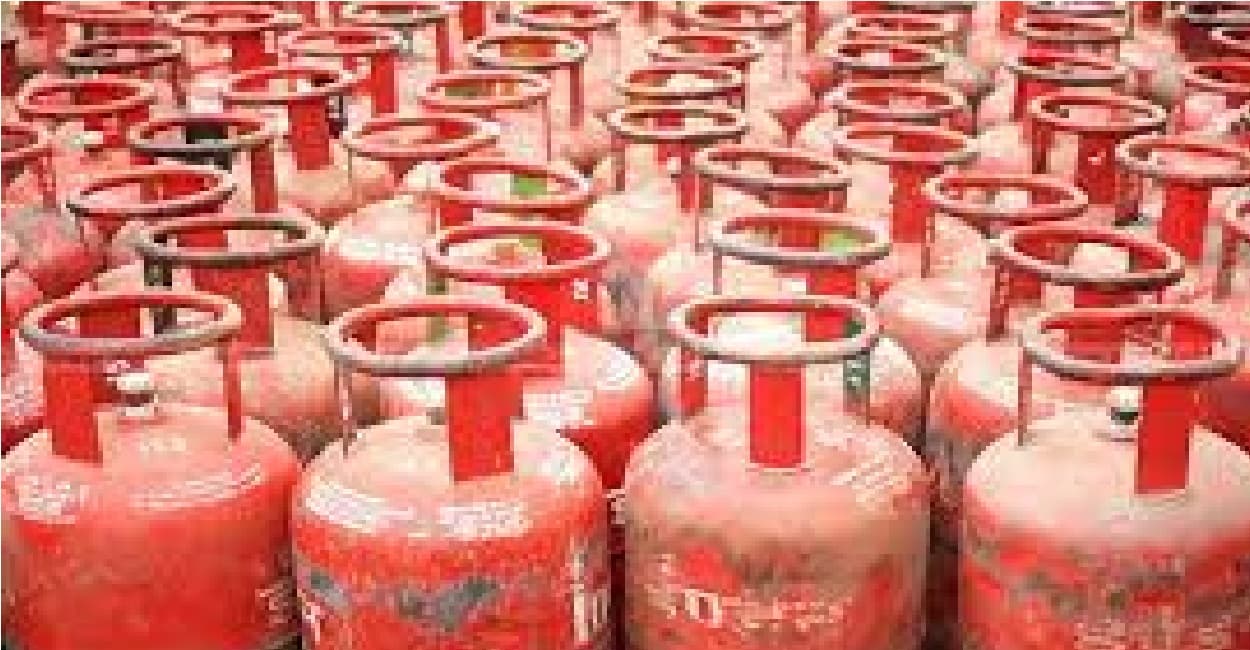 LPG Cylinder News: अक्टूबर की पहली तारीख को महंगाई की मार, बढ़ गये रसोई गैस के दाम
