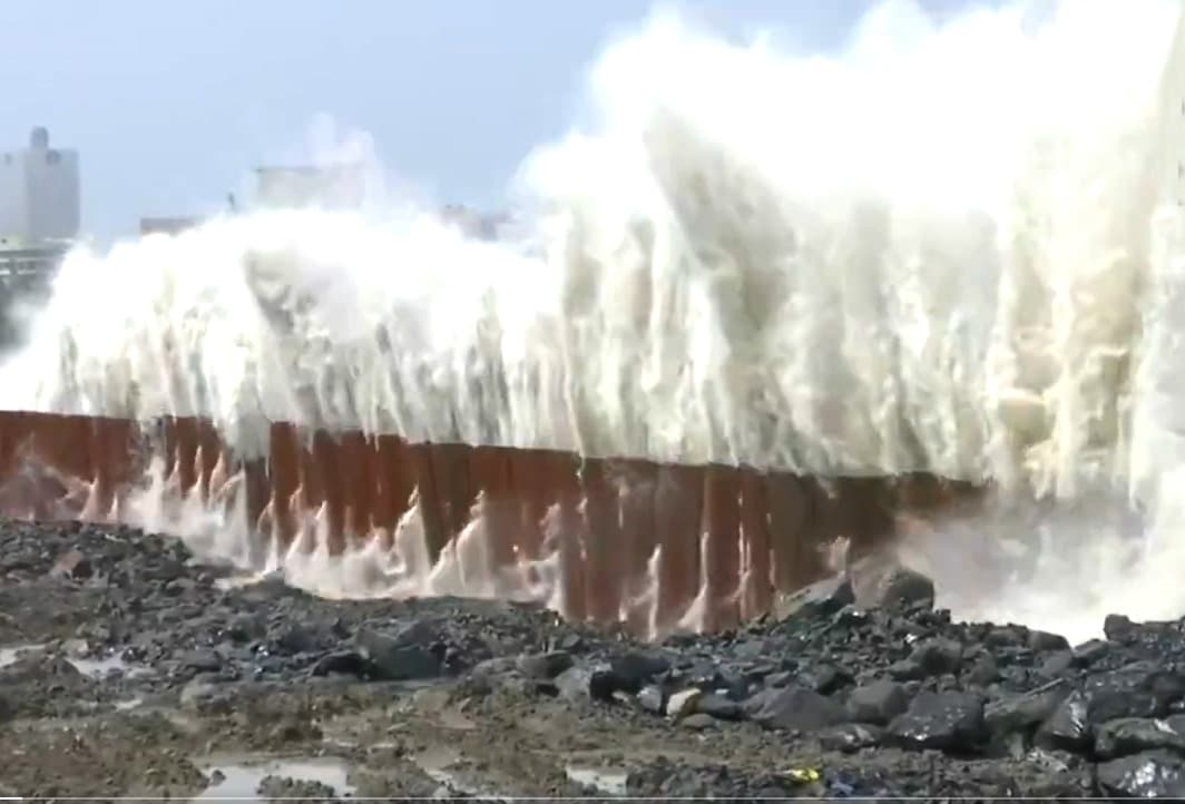 VIDEO: Cyclone 'निसर्ग' के बाद मरीन ड्राइव पर डरा रही समुद्र की लहरें, जारी हुई चेतावनी