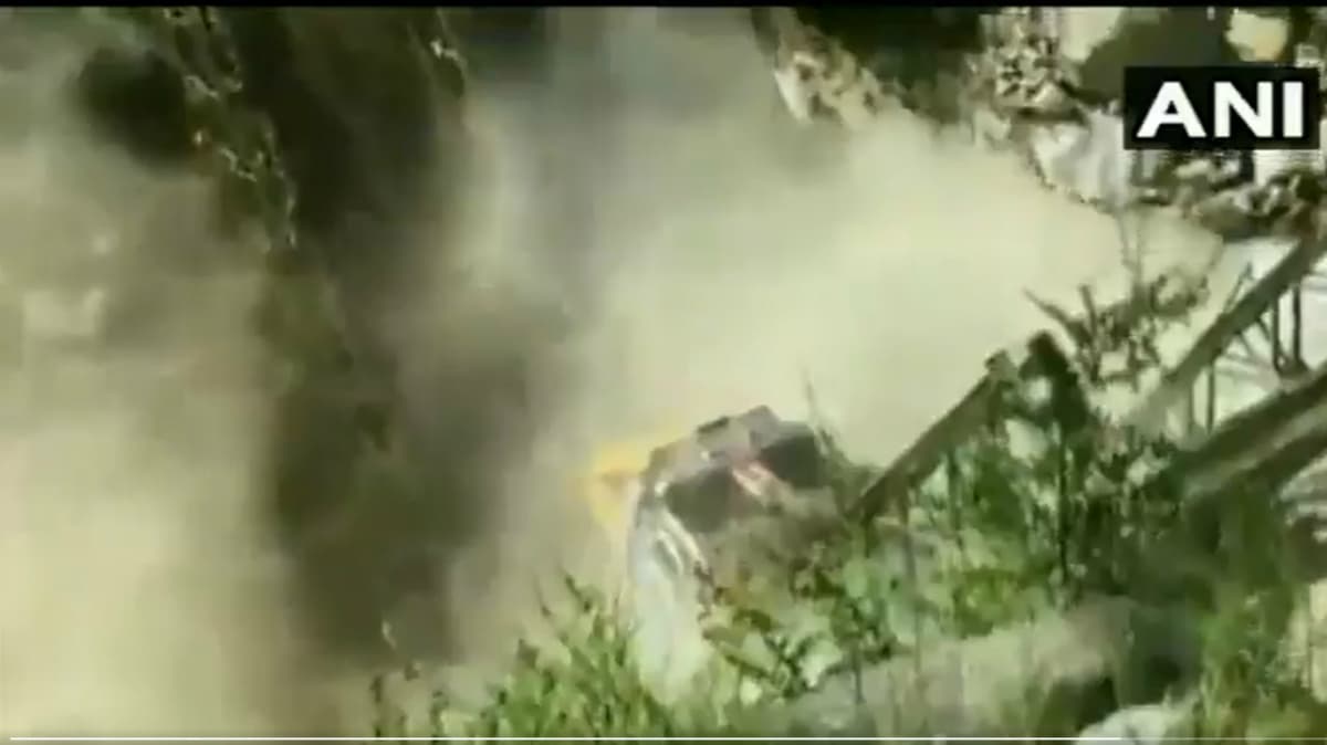 चीन से लगने वाली सीमा पर टूटा एक अहम ब्रिज, पुल के साथ ट्रक भी खाई में गिरी