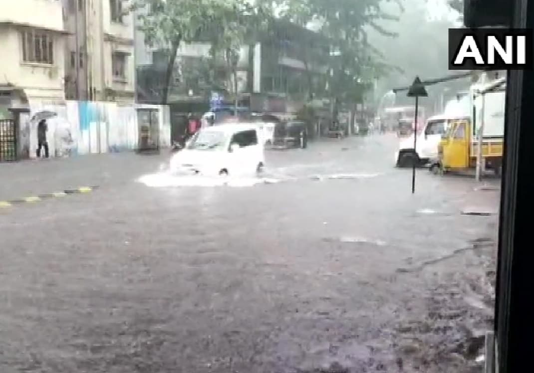 Mumbai rain news: जलमग्न हुई मुंबई बढ़ी परेशानी, कई रूट डायवर्ट