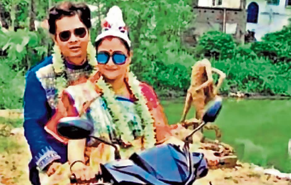 Marriage During Lockdown : स्कूटी पर दूल्हे को बैठाकर मंदिर पहुंची दुल्हन, इन्होंने मास्क लगा कर रचायी शादी