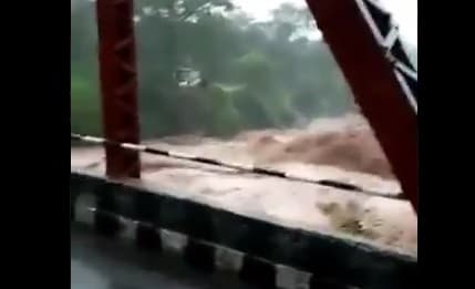 Cloud Burst : हिमाचल के धर्मशाला में बादल फटा, आई बाढ़, बहने लगी गाड़ियां, यहां देखें VIDEO
