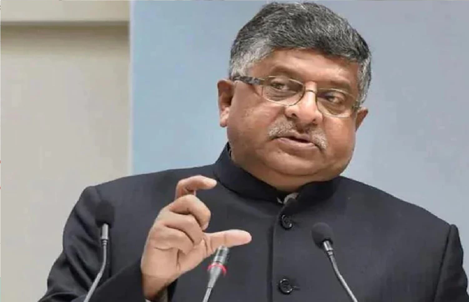 सोशल साइट के इस्तेमाल पर कंपनी और सरकार आमने सामने, रविशंकर प्रसाद ने कहा- साधारण यूजर्स को डरने की जरूरत नहीं