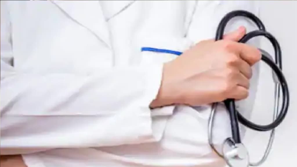 यूपी में सरकारी डॉक्टरों को मिल सकती है प्राइवेट प्रैक्टिस की छूट, योगी सरकार कर रही विचार