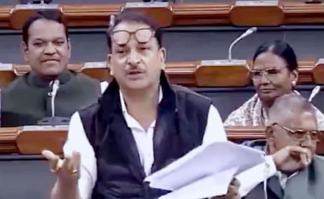 हजारीबाग में रामनवमी जुलूस में DJ बैन, सदन में मनीष जायसवाल ने फाड़ा कुर्ता, कहा- क्या हिंदू होना गुनाह ?