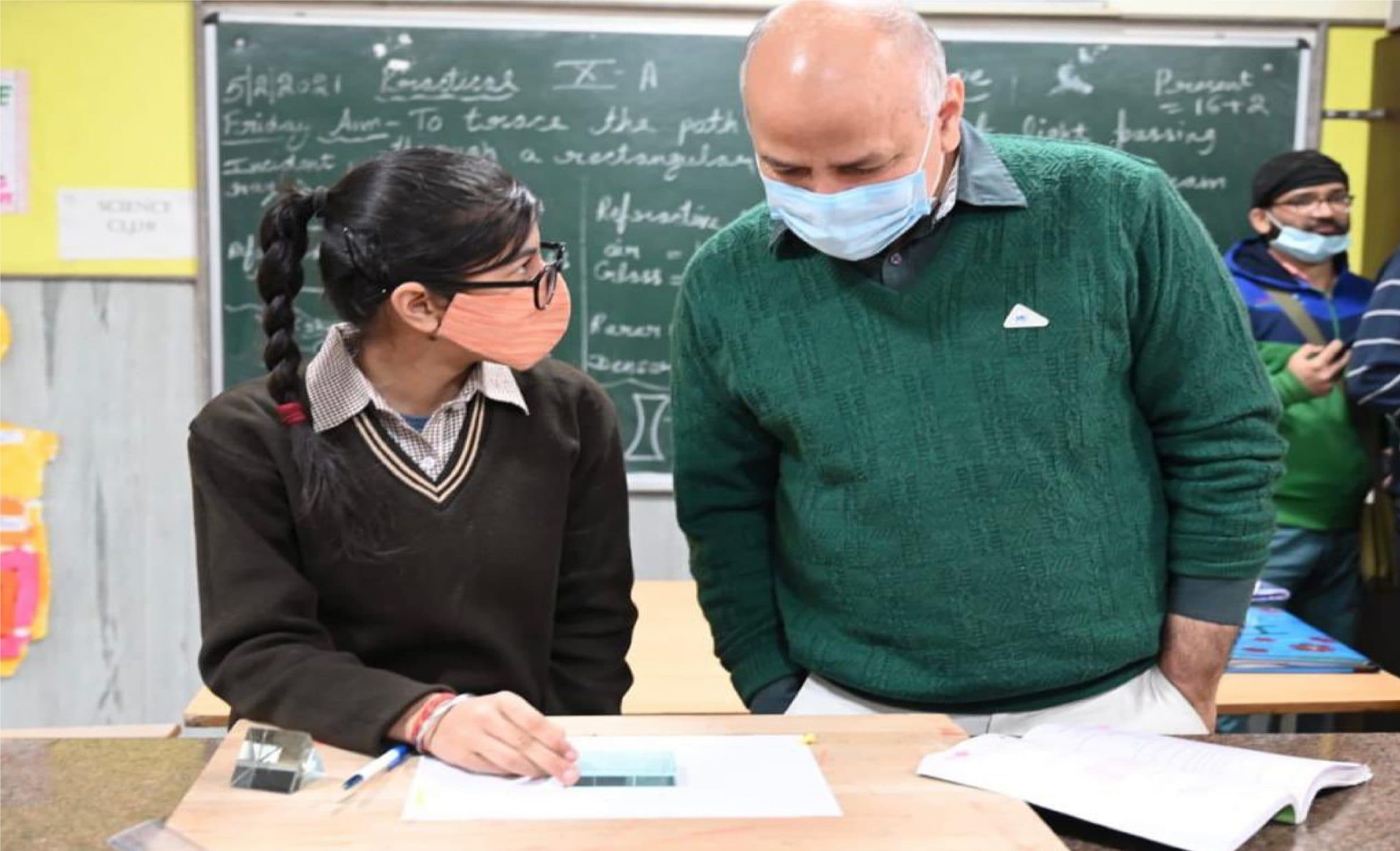 दिल्ली में कोरोना प्रोटोकॉल की समीक्षा के लिए उपमुख्यमंत्री ने किया स्कूल का दौरा