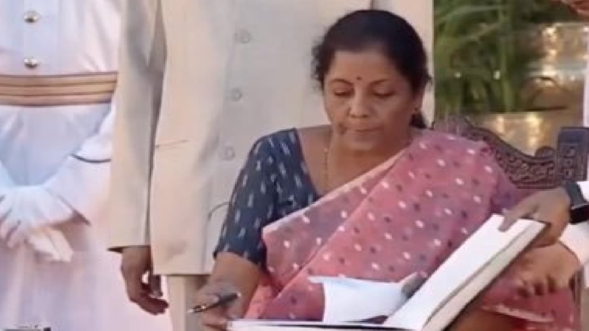 Gold Price Today : सोना खरीदने का शानदार मौका, Gold Sovereign Bond में निवेश के साथ मिलेंगे कई फायदे