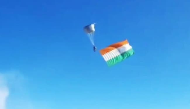 भारतीय वायुसेना के दो अफसरों ने स्काई डाइविंग का बनाया नया कीर्तिमान, 17982 फीट की ऊंचाई से लगायी छलांग