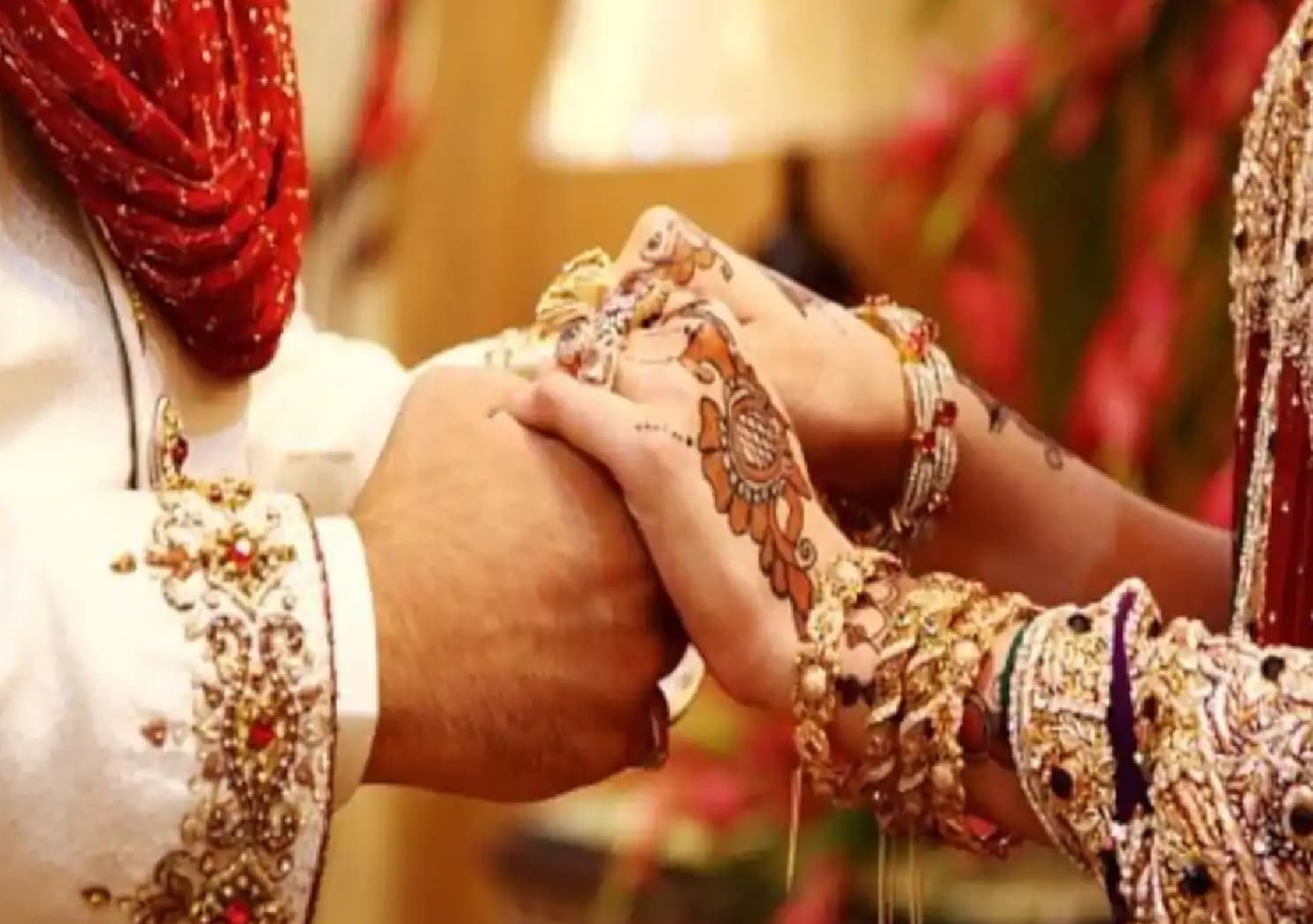 हिंदू लड़की से विवाह करने के लिए मुस्लिम युवक ने बदला धर्म, हाईकोर्ट के दखल पर सुरक्षा में है दंपति