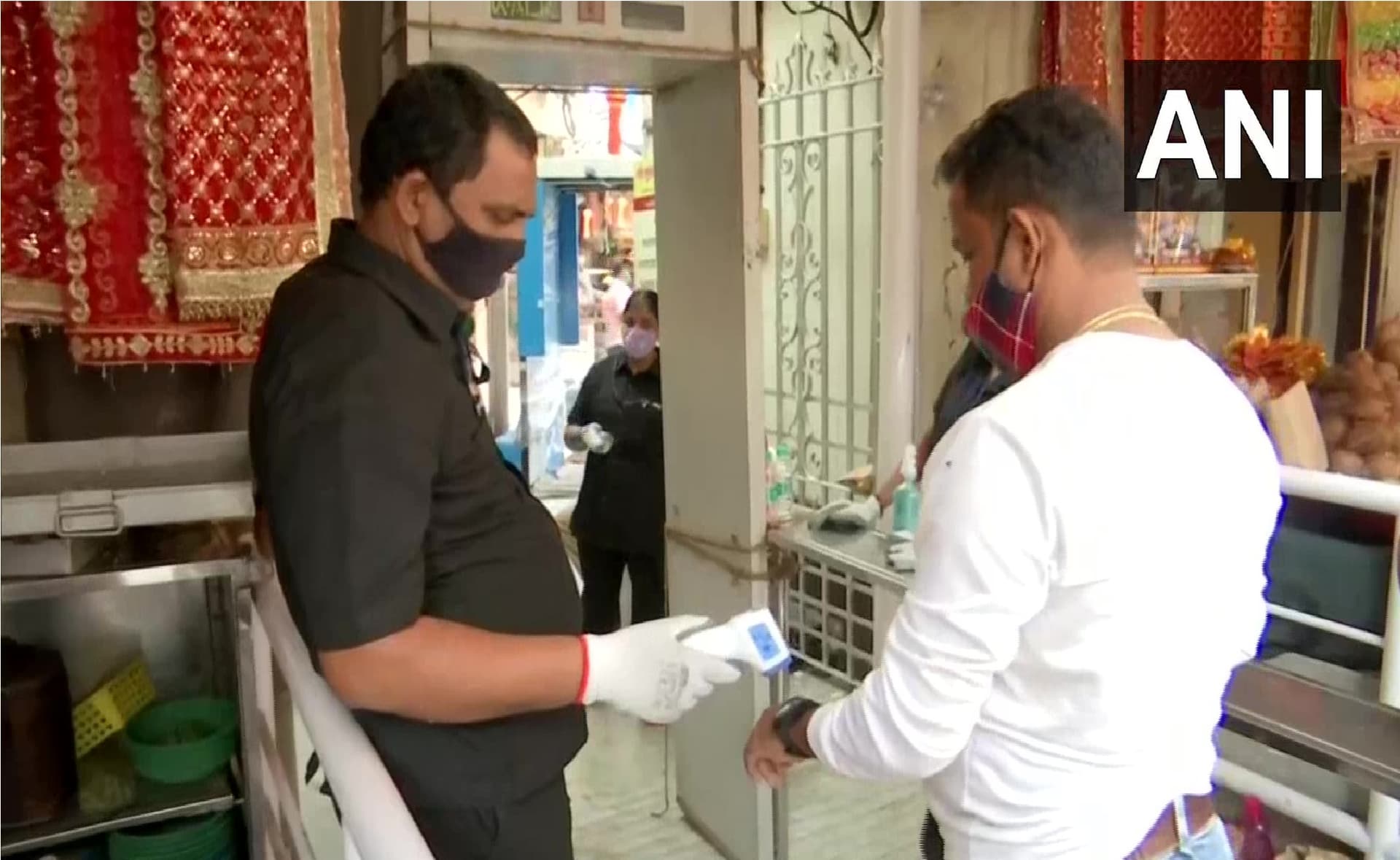 लंबे अरसे के बाद खुले मंदिर के द्वार, भक्तों की लंबी लगी रही कतार