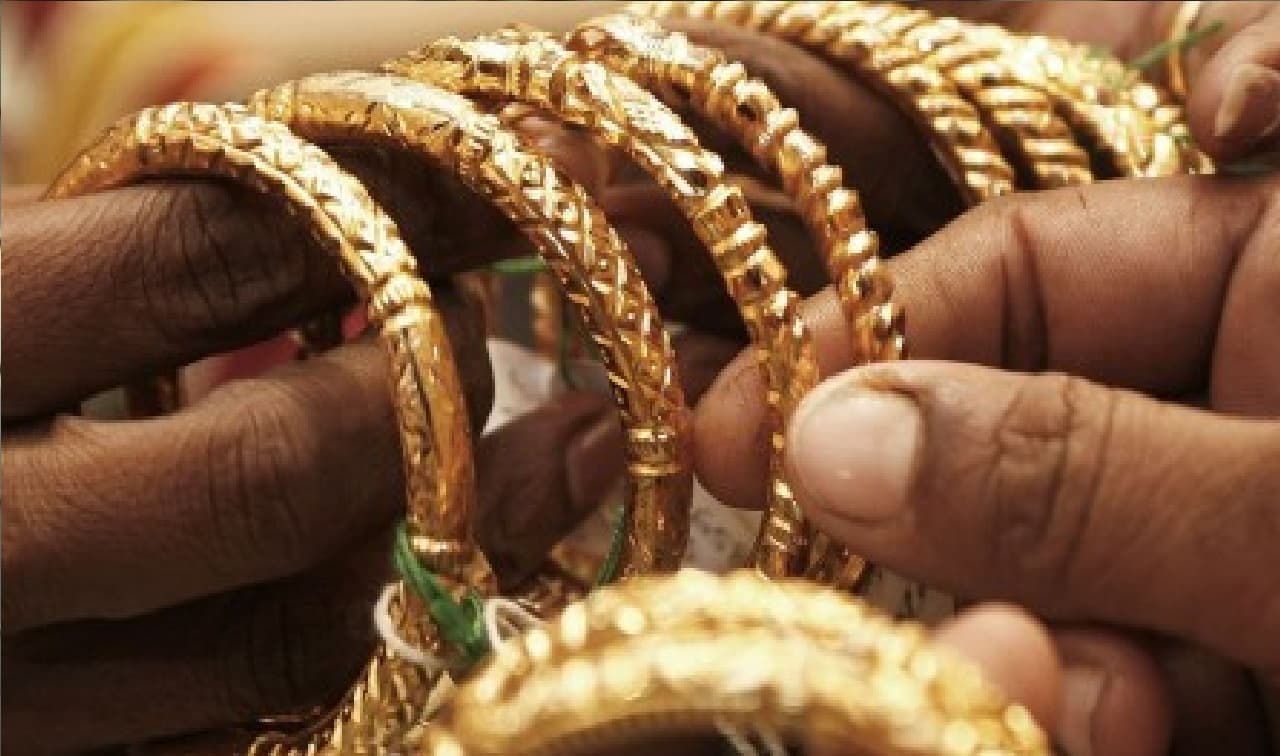Dhanteras 2020 Date:  इस धनतेरस सोना खरीदते वक्त इन बातों का ध्यान रखना है जरूरी