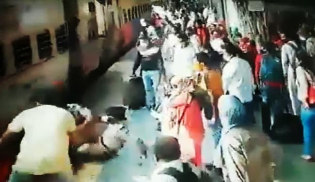मुंबई के उपनगर ठाणे में आरपीएफ जवानों ने ट्रेन के नीचे जाने से महिला को बचाया, VIDEO वायरल