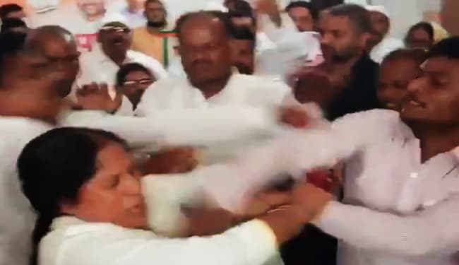 देवरिया में कांग्रेस उम्‍मीदवार को लेकर हुए हंगामा मामले में अनुशासनहीनता के आरोप में दो नेता निष्‍कासित, तीन सदस्यीय जांच कमेटी गठित