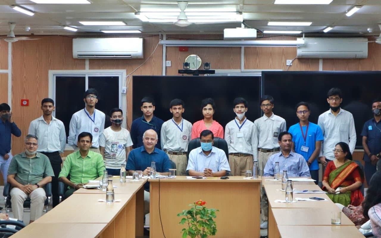 आईआईटी में प्रवेश पाने वाले दिल्ली के सरकारी स्कूल के विद्यार्थी ‘रोल मॉडल' : केजरीवाल