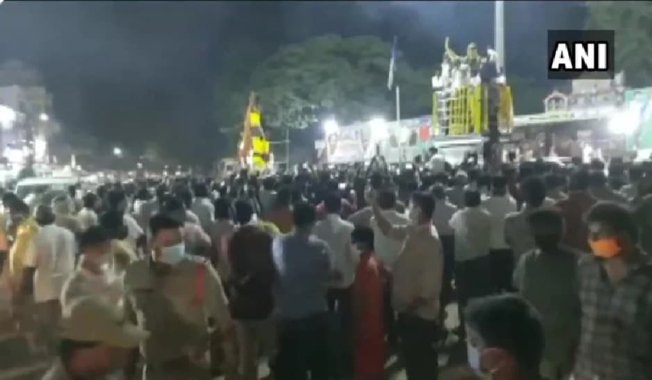 आंध्र प्रदेश: वाईएसआरसीपी नेता ने मानाया जन्मदिन. कोरोना काल में नियमों की उड़ाई धज्जियां