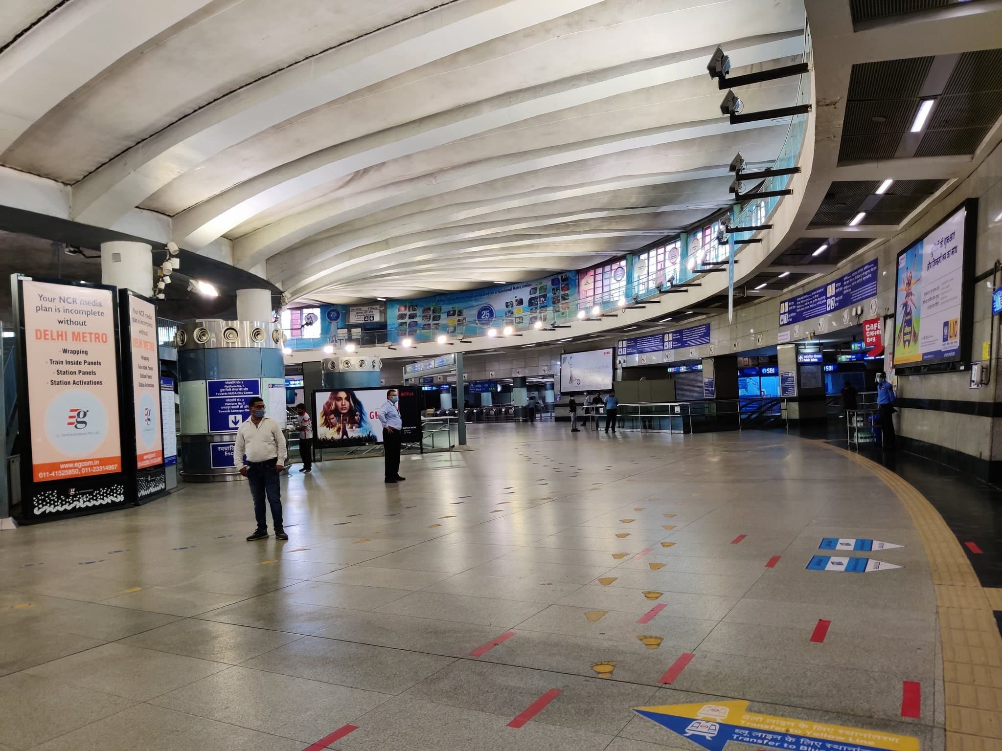 ब्लू और पिंक लाइन मेट्रो ने भी पकड़ी रफ्तार, कड़ाई से किया जा रहा है नियमों का पालन