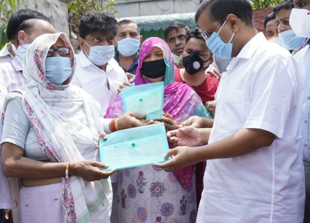 अरविंद केजरीवाल ने कोरोना से जान गंवाने वाले सफाईकर्मी के परिवार वालों को सौंपा चेक