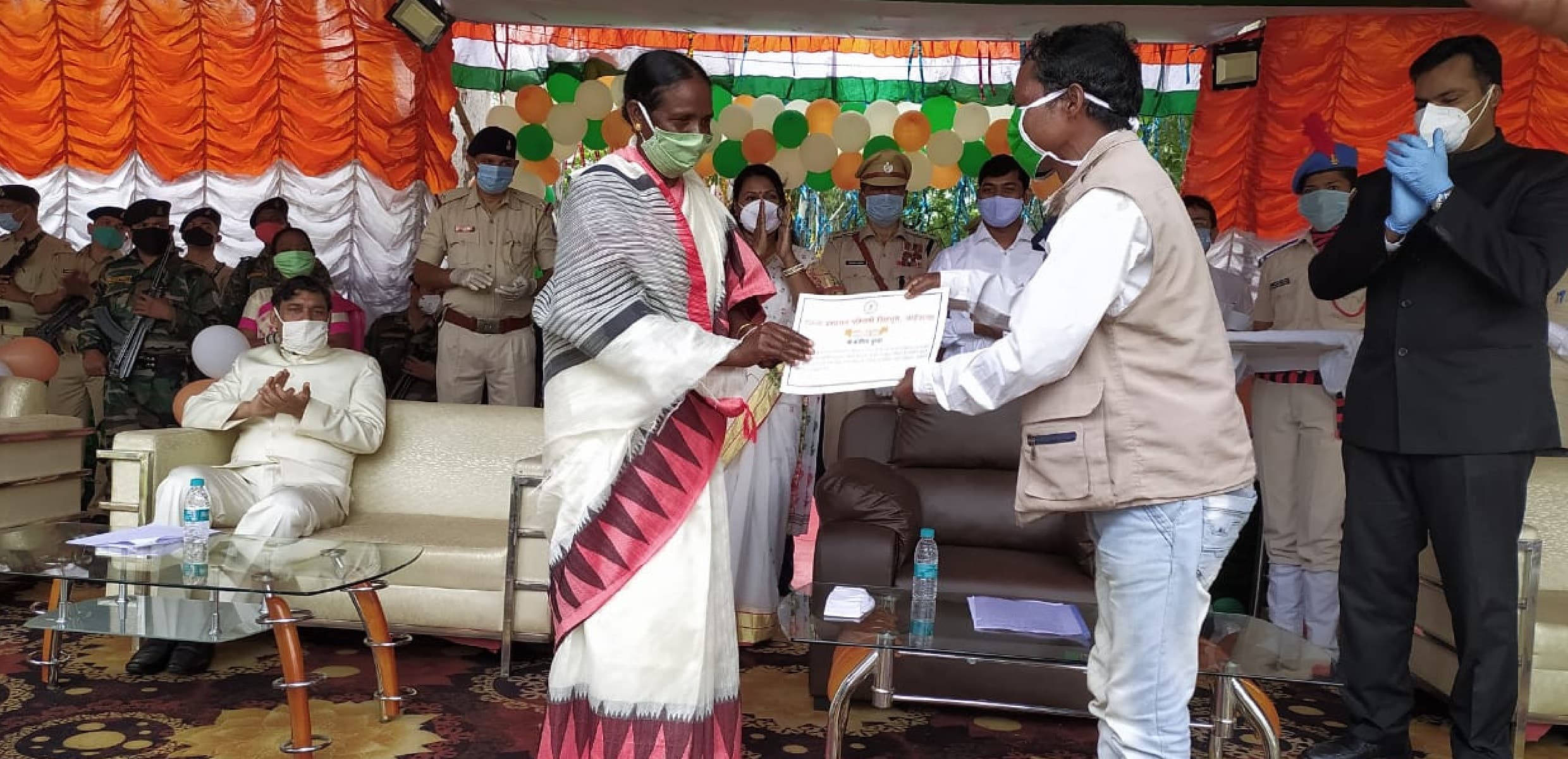 सारंडा के नक्सल प्रभावित इलाके में 20 किमी चलकर पढ़ाने जाते हैं फ्रांसिस मुंडा, स्वतंत्रता दिवस के मौके पर सरकार ने दिया सम्मान