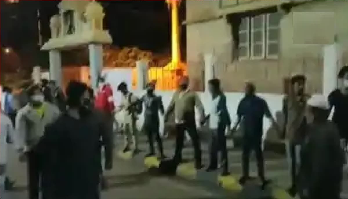 बेंगलुरु में तोड़फोड़, पुलिस फायरिंग में तीन की मौत- पढ़ें पूरी खबर