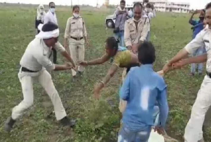 मध्यप्रदेश : दलित दंपति को पीटने के मामले में राजनीति शुरू, पढ़ें क्या हुआ