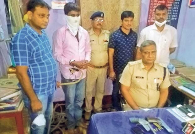 बैंक के पास हथियार से लैश अपराधी को पुलिस ने खदेड़कर पकड़ा, सुपारी देकर भेजे जाने की कबूली बात...